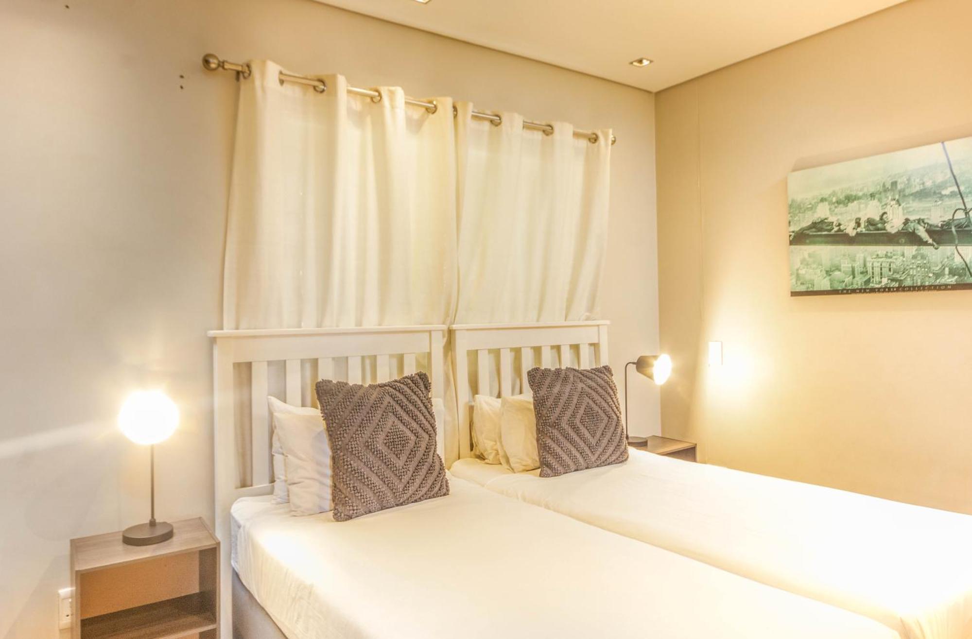 Harbouredge Suites Cape Town Room photo