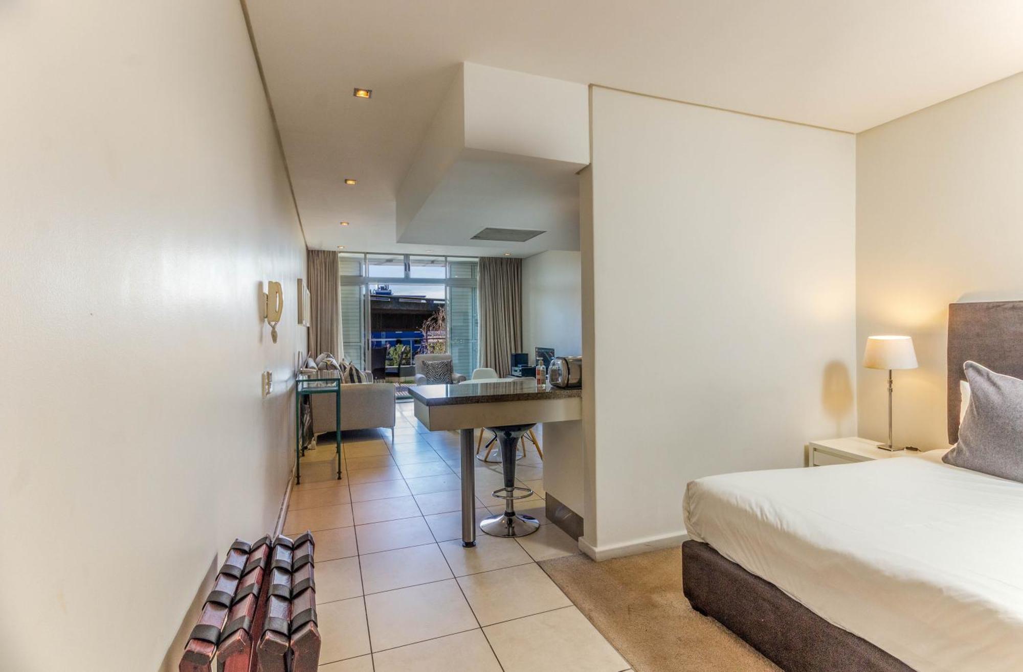 Harbouredge Suites Cape Town Room photo