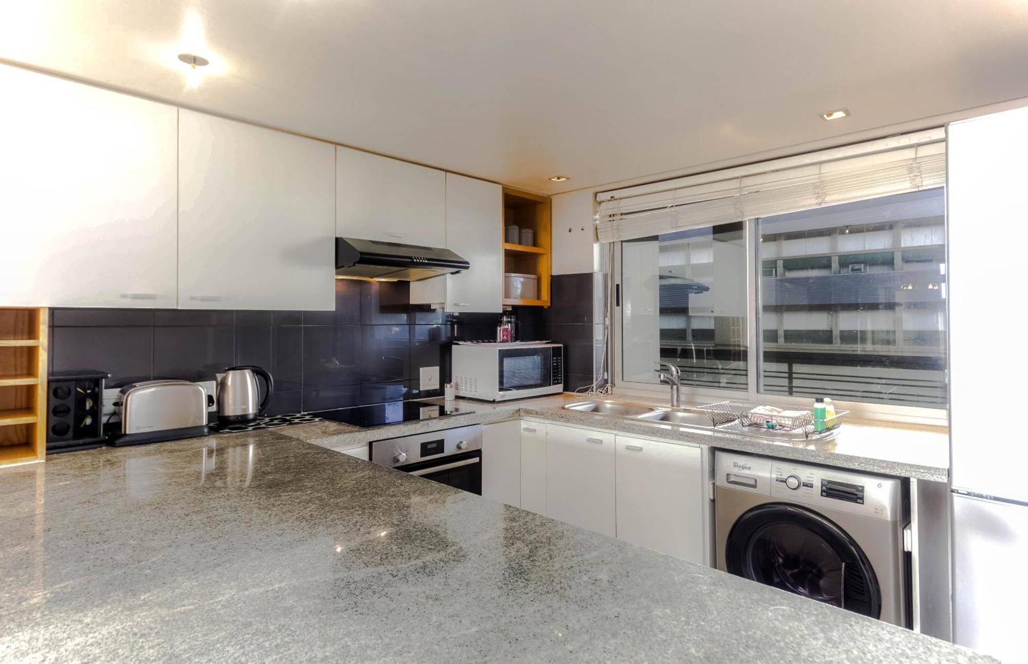 Harbouredge Suites Cape Town Room photo